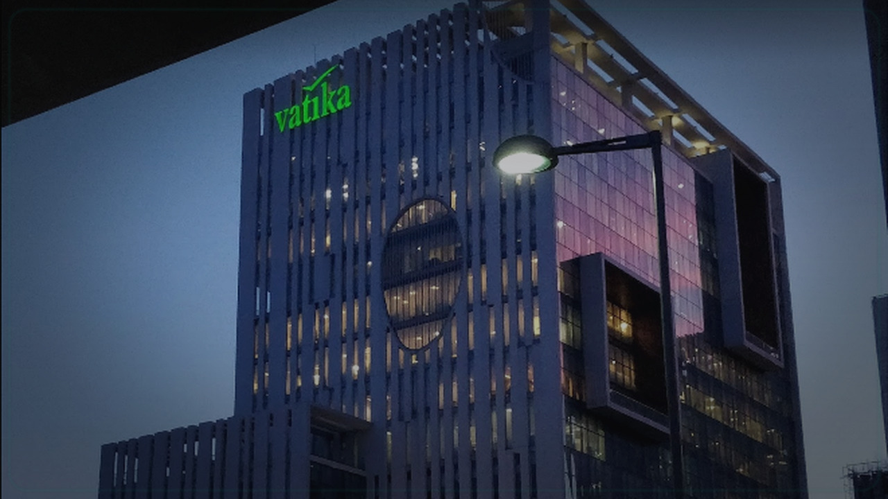 Faridabad India skyline themed Pine Script service cover with dark market grading